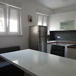 Dujic With Hot Tub Appartement