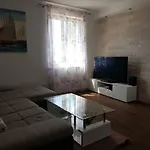 Dujic With Hot Tub Appartement