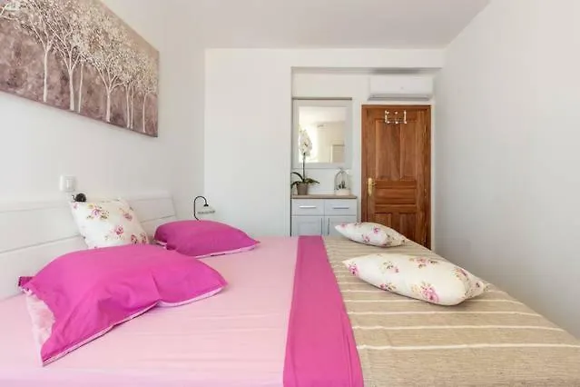 Appartement Dujic With Hot Tub Kaštela