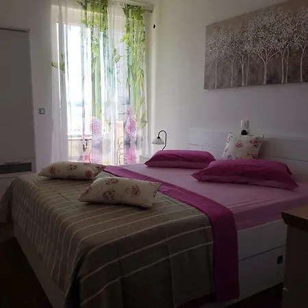 Dujic With Hot Tub Apartment *