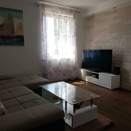 Dujic With Hot Tub Apartment