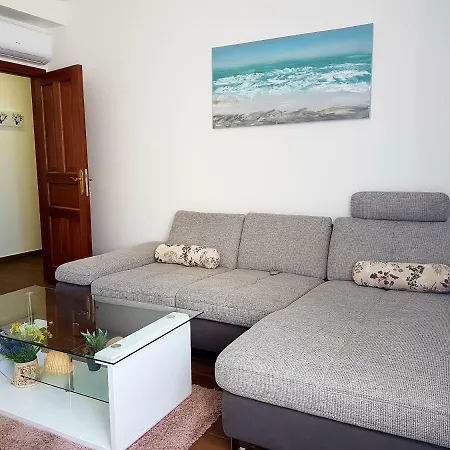 Apartment Dujic With Hot Tub Kastela
