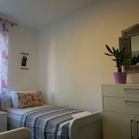 Apartment Dujic With Hot Tub Kastela