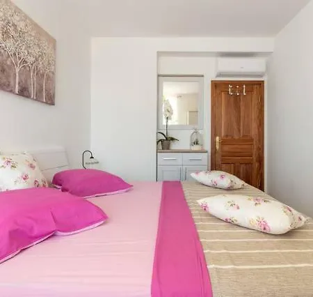 Apartment Dujic With Hot Tub Kastela