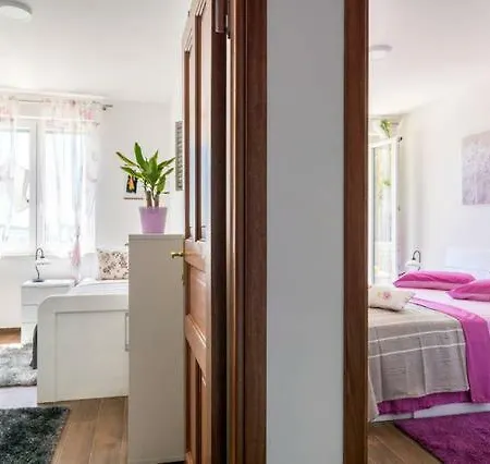 Dujic With Hot Tub Apartment
