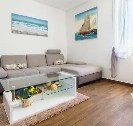 Apartment Dujic With Hot Tub Kastela