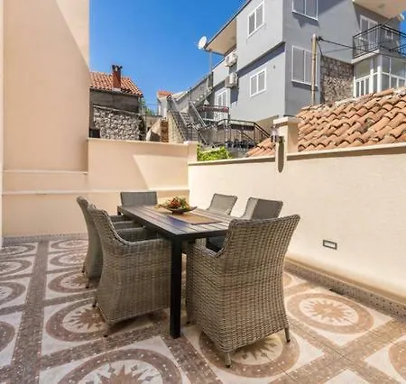 Apartment Dujic With Hot Tub Kastela